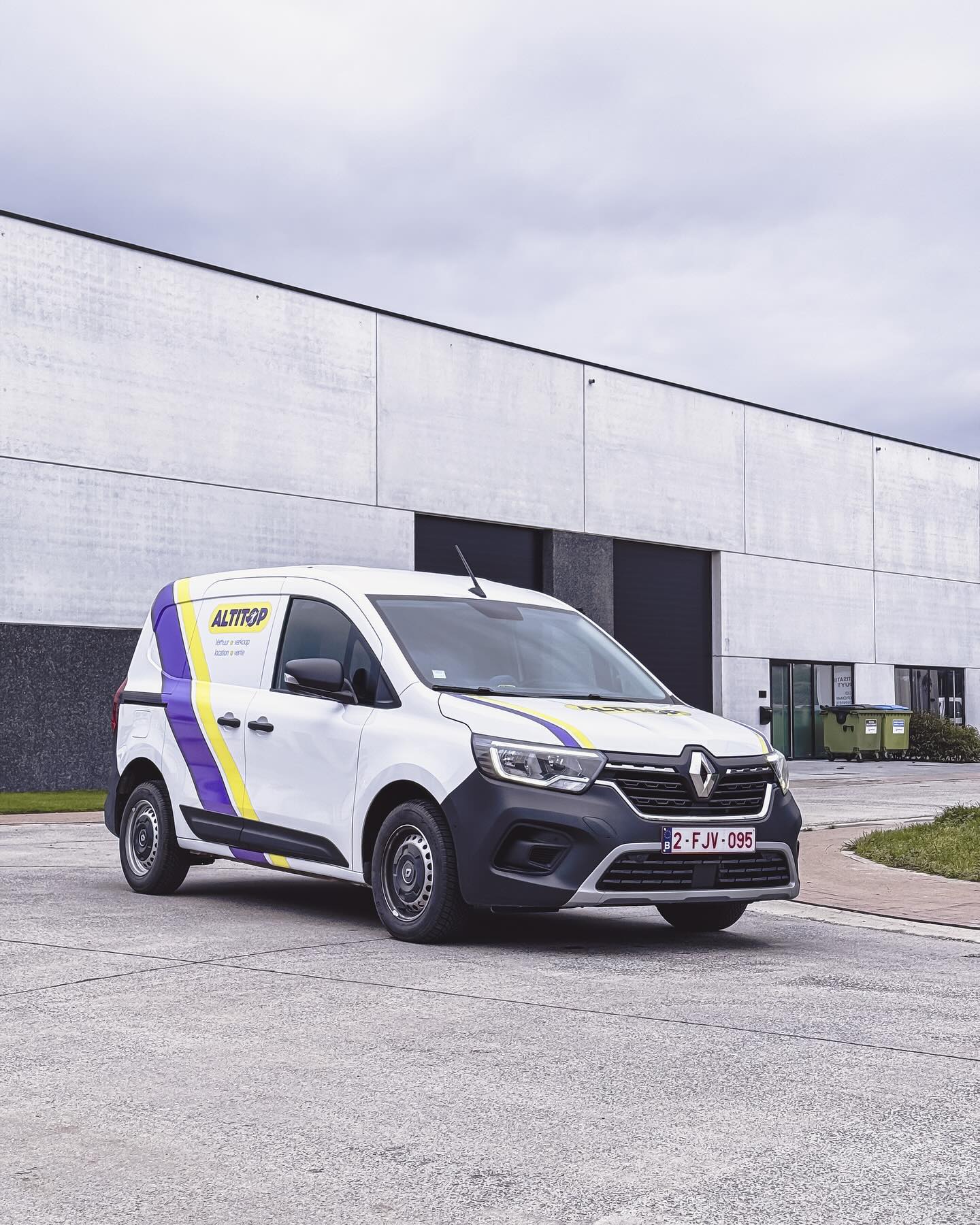 @altitop_rental alweer zichtbaar onderweg! Wij mochten 2 stuks van deze spik splinter nieuwe Renault