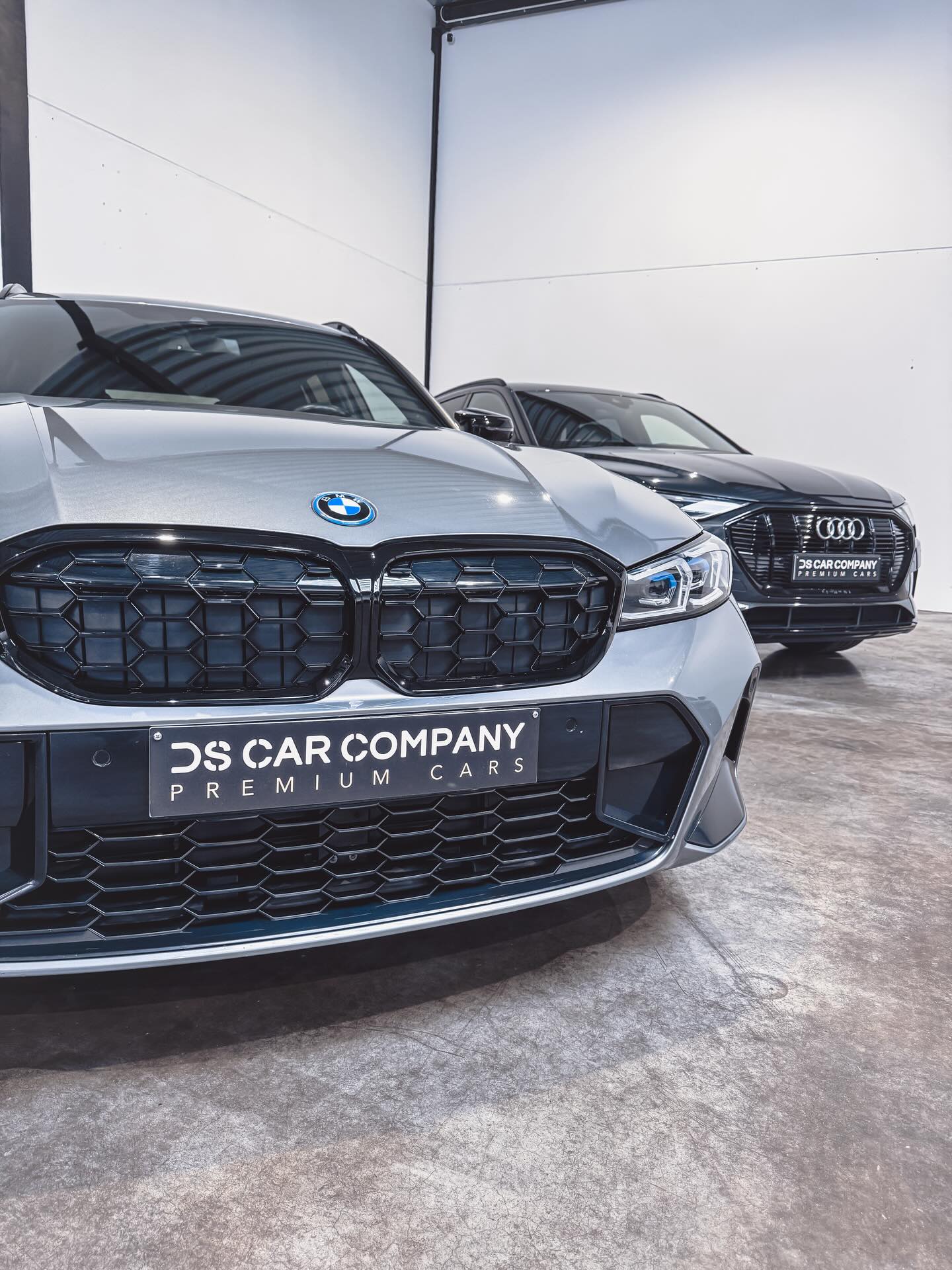 Van showroom tot parking. 
Eén niveau. 📣 
-
Nummerplaat bordjes, reclamebord, parkeerbordjes en 